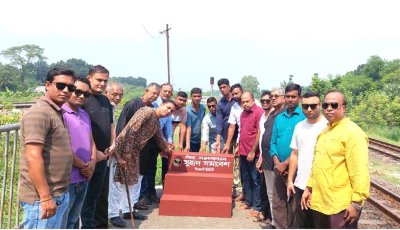 ঈশ্বরদী বাইপাসে যাত্রী ভোগান্তি লাঘবে কাঠের সিঁড়ি