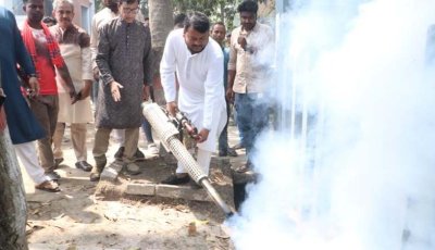 মশা নিয়ন্ত্রণে ফগার মেশিনে স্প্রে কার্যক্রমের উদ্বোধন করলেন রাসিক প্রশাসক