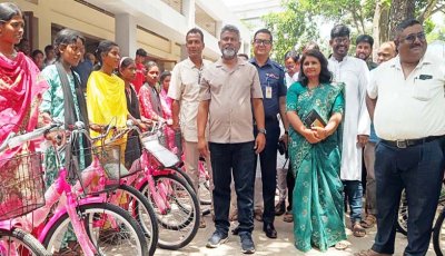 বদলগাছীতে ক্ষুদ্র নৃ-গোষ্ঠীর শিক্ষার্থীর মধ্যে বাইসাইকেল, সেলাই মেশিন ও শিক্ষা বৃত্তি বিতরণ