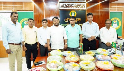 রাসিক প্রশাসককে বিভিন্ন প্রজাতির আম উপহার প্রদান