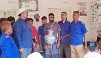 মাকে মারধর করা ছেলের গলায় পানিভর্তি কলসি ঝুলিয়ে ঘোরালেন চেয়ারম্যান
