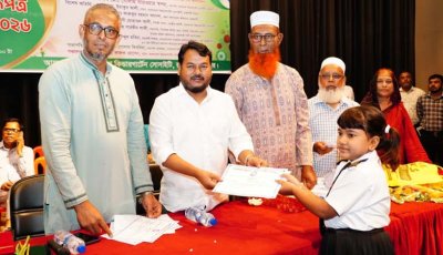 নগরীতে কৃতী শিক্ষার্থীদের মাঝে নগদ অর্থ ও সনদপত্র বিতরণ