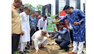 সবুজ বাংলাদেশ গড়ার আহ্বান জানিয়ে পবায় বৃক্ষরোপণ কর্মসূচি শুরু