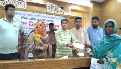 মান্দায় দুস্থ ও অসহায় মানুষের মাঝে ঐচ্ছিক তহবিলের অর্থ বিতরণ