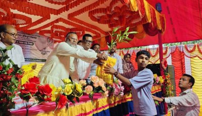 সিংড়ায় অধ্যক্ষের ব্যতিক্রমী উদ্যোগ, নিজ অর্থায়নে শিক্ষার্থীদের ইউনিফর্ম উপহার