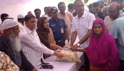 মান্দায় জলাবদ্ধতায় ক্ষতিগ্রস্তদের মাঝে এমপি ডা. টিপুর ত্রাণ বিতরণ
