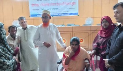 পত্নীতলায় ৫৪ প্রতিবন্ধী পেলো হুইলচেয়ার
