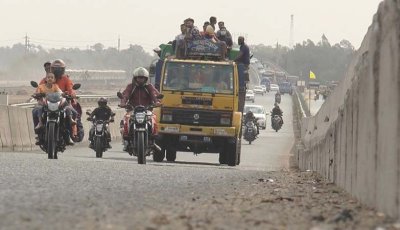 ৫০০ টাকার বাস ভাড়া ৮০০, জীবনের ঝুঁকি নিয়ে মালবাহী ট্রাকে ইদযাত্রা
