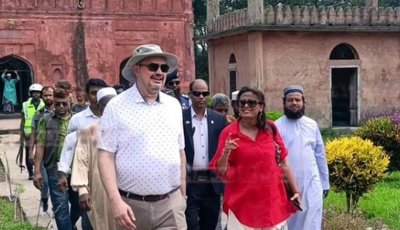 গৌড় নগরী ঘুরে গেলেন মার্কিন রাষ্ট্রদুত