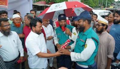 নগরীতে রেড ক্রিসেন্টের উদ্যোগে পথচারীদের মাঝে ছাতা বিতরণ