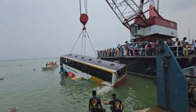 নদীতে পড়া বাসটি উদ্ধার
