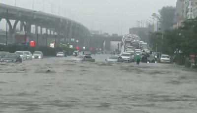 অবিরাম বর্ষণে রাজধানী অচল, জলাবদ্ধতায় নাকাল কর্মজীবীরা