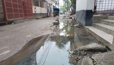সড়কে উঠেছে ড্রেনের পানি, দুর্ভোগে পথচারিরা