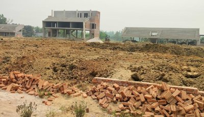 বালুর পরিবর্তে লাল মাটি দিয়ে চলছে মাঠ ভরাট