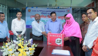পাবনায় ১৬২ জন দুস্থ নারীর মাঝে সেলাই মেশিন বিতরণ