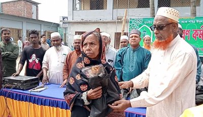 পত্নীতলায় শাড়ি বিতরণ করলেন এমপি