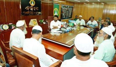 রাসিক প্রশাসকের সঙ্গে মসজিদ কমিটির নেতৃবৃন্দের সৌজন্য সাক্ষাৎ