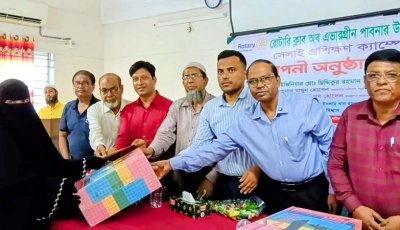 পাবনায় ৩৫ নারীর হাতে সেলাই মেশিন তুলে দিল রোটারি ক্লাব