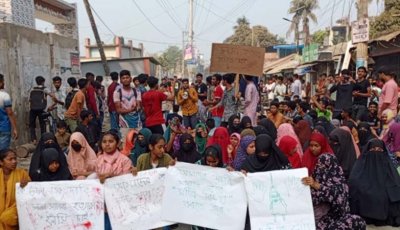 বগুড়ার সারিয়াকান্দিতে সড়ক অবরোধ করে শিক্ষক হত্যার প্রতিবাদ শিক্ষার্থীদের
