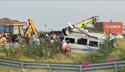 গাড়ি চালানোর সময় ঘুমিয়ে পড়লেন চালক, দুর্ঘটনায় নিহত ৮