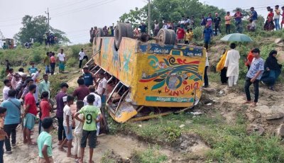 ব্রাহ্মণবাড়িয়ায় বাস খাদে পড়ে নারী ও শিশুসহ নিহত ৪