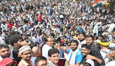 দিল্লিতে ককরোচ জনতা পার্টির বিশাল সমাবেশ, দেশে ফিরলেন প্রতিষ্ঠাতা