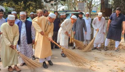 হাসপাতাল চত্বর ঝাড়ু দিয়ে পরিচ্ছন্ন কার্যক্রম উদ্বোধন