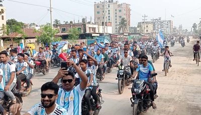পত্নীতলায় আর্জেন্টিনা সমর্থকদের বর্ণাঢ্য শোভাযাত্রা
