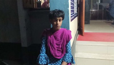 গভীর রাতে অসহায় কিশোরীকে ঘিরে মানবিকতার দৃষ্টান্ত, তবে...