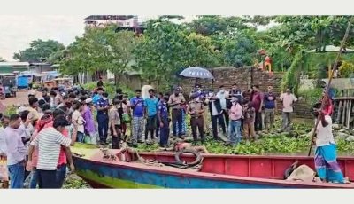 মেঘনায় কচুরিপানায় উৎকট গন্ধ, মিলল নারী-পুরুষের লাশ
