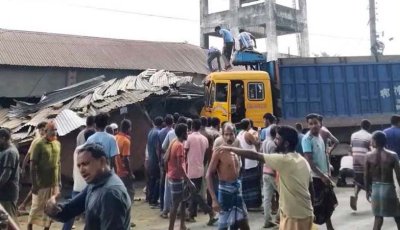 অটোরিকশাকে ধাক্কা দিয়ে ট্রাক দোকানে, নিহত ৩