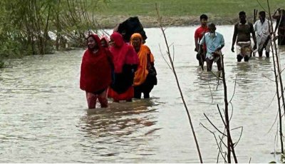 বাঘায় পদ্মার চরের বাড়ির উঠান দিয়ে প্রবাহিত হচ্ছে পানি