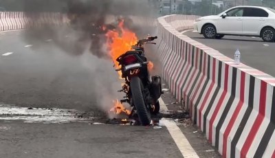 প্রেমিকার সঙ্গে অভিমান করে বাইকে আগুন