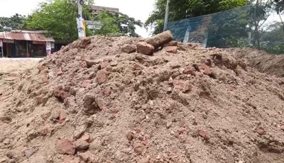 গোদাগাড়ী পৌরসভার সড়ক নির্মাণে ‘অনিয়ম’, ক্ষুব্ধ স্থানীয়দের বাধা