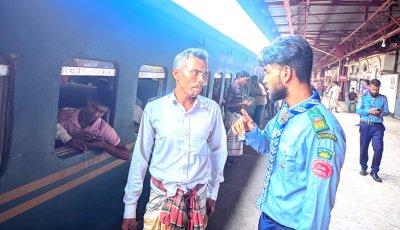 ইদ ফিরতি ট্রেনযাত্রীদের দুর্ভোগ লাঘবে স্বেচ্ছাশ্রম ঈশ্বরদীর স্কাউট সদস্যদের