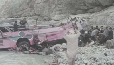 পাকিস্তানে নিয়ন্ত্রণ হারিয়ে ৭০ ফুট গভীর খাদে বাস, নিহত ৪০
