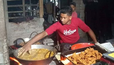 ফুটন্ত তেলে হাত দিয়ে পেঁয়াজু ভাজেন জব্বর