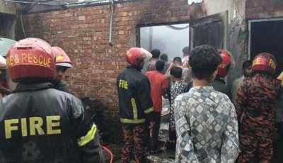 বগুড়ার শেরপুর প্লাজা মার্কেটে আগুন, দেবদূত ইলেকট্রনিক্সের গোডাউন পুড়ে ছাই