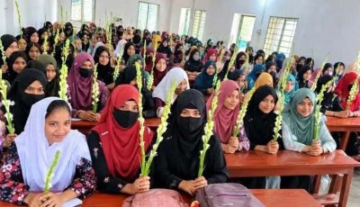 গুরুদাসপুরে নতুন প্রত্যয়ে মহিলা কলেজে নবীনবরণ