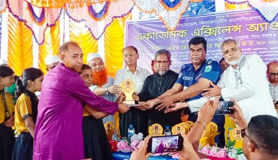 গুরুদাসপুরে বৃত্তিপ্রাপ্ত কৃতি শিক্ষার্থীদের একাডেমিক এক্সিলেন্স অ্যাওয়ার্ড প্রদান
