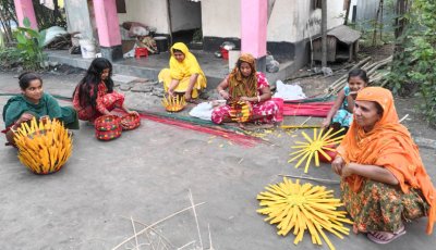 বাঁশের দামে ভাটা পড়েছে কুটির শিল্পে নারীদের ব্যস্ততা
