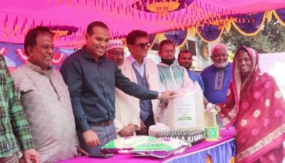 রাণীনগরে সুবিধাবঞ্চিত পরিবারের মাঝে খাদ্যসামগ্রী বিতরণ