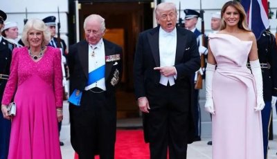 ট্রাম্পকে সাবমেরিনের ঘণ্টা উপহার দিলেন ব্রিটেনের রাজা