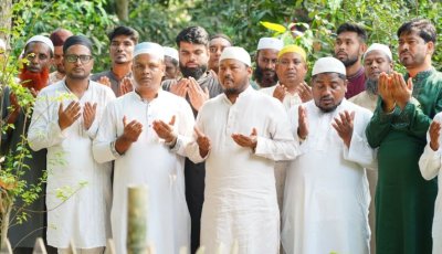 মরহুম রবিউল ইসলাম রবির কবর জিয়ারত করলেন রাসিক প্রশাসক