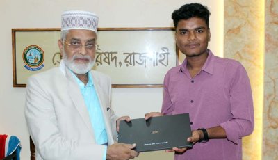 মেধাবী শিক্ষার্থীর হাতে ল্যাপটপ তুলে দিলেন জেলা পরিষদ প্রশাসক ঈশা