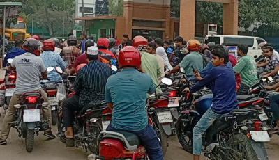 চাঁপাইনবাবগঞ্জে জ্বালানি তেলের সংকট: পাম্পে দীর্ঘ লাইন, ভোগান্তিতে চালকরা
