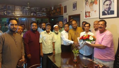 ভূমিমন্ত্রীকে ফুলেল শুভেচ্ছা জানালো স্যানেটারি ব্যবসায়ী সমিতি
