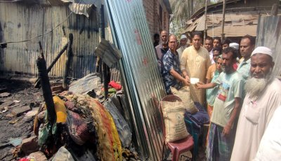 আগুনে সব হারানো নওগাঁর ভূমিহীন দিনমজুর সাজ্জাদ পেলো সরকারি সহায়তা
