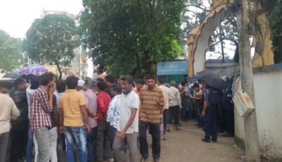 সিরাজগঞ্জে বিএনপি নেতার বিরুদ্ধে রাস্তার ইট তুলে নেওয়ার অভিযোগ
