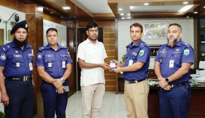 হারিয়ে যাওয়া ৫০টি মোবাইল ফোন হস্তান্তর